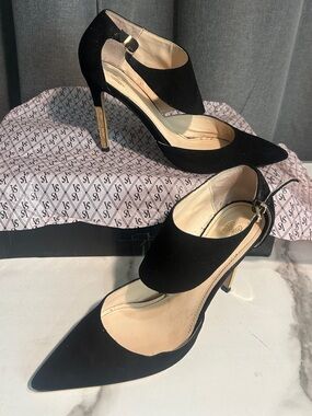 Victoria's Secret Heels Black Pointed  Stiletto Gold tone Heel size 8.5 in box